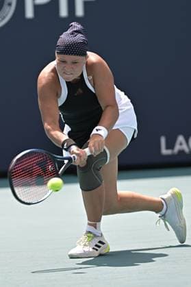 MIAMI GARDENS, FL - MARCH 19: Diana Shnaider (Russia) during the Miami Open on March 19, 2024, at Hard Rock Stadium in Miami Gardens, FL. (Photo by Michele Eve Sandberg Icon Sportswire) TENNIS: MAR 19 Miami Open EDITORIAL USE ONLY Icon240304179