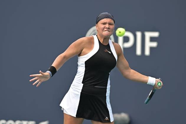 MIAMI GARDENS, FL - MARCH 19: Diana Shnaider (Russia) during the Miami Open on March 19, 2024, at Hard Rock Stadium in Miami Gardens, FL. (Photo by Michele Eve Sandberg Icon Sportswire) TENNIS: MAR 19 Miami Open EDITORIAL USE ONLY Icon240304185