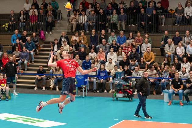 Serve Korreck, Bastian BADEN VOLLEYS SSC Karlsruhe, 2 GER, Baden VOLLEYS SSC Karlsruhe vs Berlin Recycling Volleys Volleyball, Playoff Quarterfinals, Men, 20 03 2024 GER, Baden VOLLEYS SSC Karlsruhe vs Berlin Recycling Volleys Volleyball, Playoff Quarterfinals, Men, 20 03 2024 Karlsruhe Copyright: xEibner-Pressefoto StefanxMayerx EP_SMR