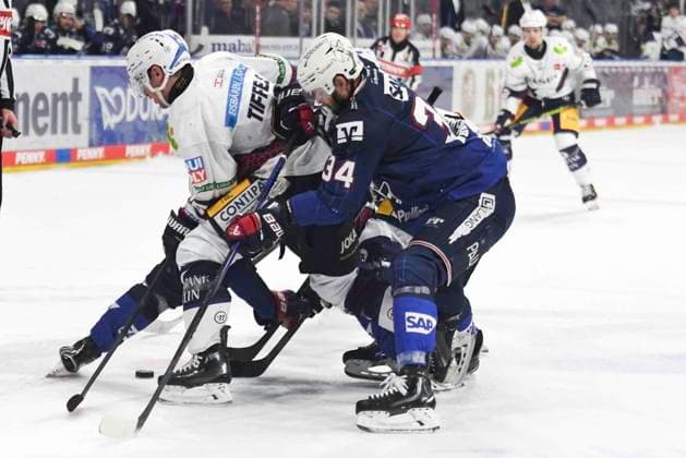 Sport Themen der Woche KW12 Sport Bilder des Tages GER, DEL, Playoff, Adler Mannheim vs Eisbaeren Berlin 20.03.2024, SAP Arena, Mannheim, GER, DEL, Playoff, Adler Mannheim vs Eisbaeren Berlin, im Bild Tom Kuehnhackl (Kühnhackl Mannheim 34) versucht sich gegen Frederik Tiffels (Berlin 95) durchzusetzen *** GER, DEL, Playoff, Adler Mannheim vs Eisbaeren Berlin 20 03 2024, SAP Arena, Mannheim, GER, DEL, Playoff, Adler Mannheim vs Eisbaeren Berlin, in the picture Tom Kuehnhackl Kühnhackl Mannheim 34 tries to assert himself against Frederik Tiffels Berlin 95 nordphotoxGmbH xWitke nph00002