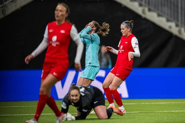 240320 Caroline Graham Hansen of Barcelona reacts ft missing a chance to score during the UEFA Women s Champions League quarterfinal soccer match between Brann and Barcelona on March 20, 2024 in Bergen Photo Marius Simensen BILDBYRAN Cop 238 barcelona bbeng brann champions league dam football fotball fotboll fotboll quarterfinal quarter final tfk uefa women s champions league  Copyright: MARIUSxSIMENSEN BB240320BB850