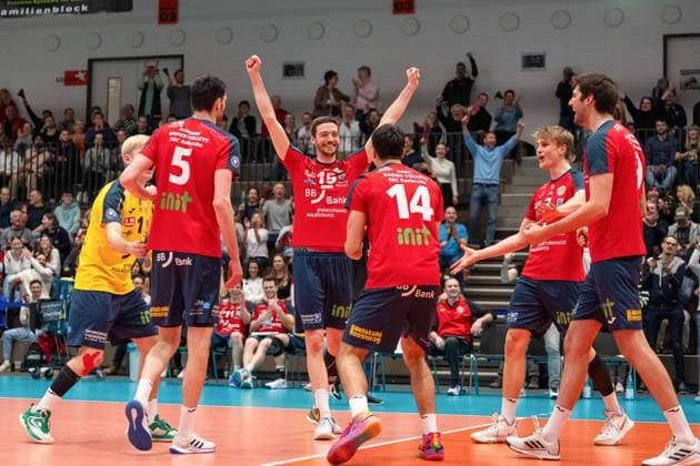 Sport Themen der Woche KW12 Sport Bilder des Tages Jubel Karlsruhe GER, Baden VOLLEYS SSC Karlsruhe vs. Berlin Recycling Volleys Volleyball, Playoff Viertelfinale, Maenner, 20.03.2024 GER, Baden VOLLEYS SSC Karlsruhe vs. Berlin Recycling Volleys Volleyball, Playoff Viertelfinale, Maenner, 20.03.2024 Karlsruhe *** Jubel Karlsruhe GER, Baden VOLLEYS SSC Karlsruhe vs Berlin Recycling Volleys Volleyball, Playoff Quarterfinals, Men, 20 03 2024 GER, Baden VOLLEYS SSC Karlsruhe vs Berlin Recycling Volleys Volleyball, Playoff Quarterfinals, Men, 20 03 2024 Karlsruhe Copyright: xEibner-Pressefoto StefanxMayerx EP_SMR