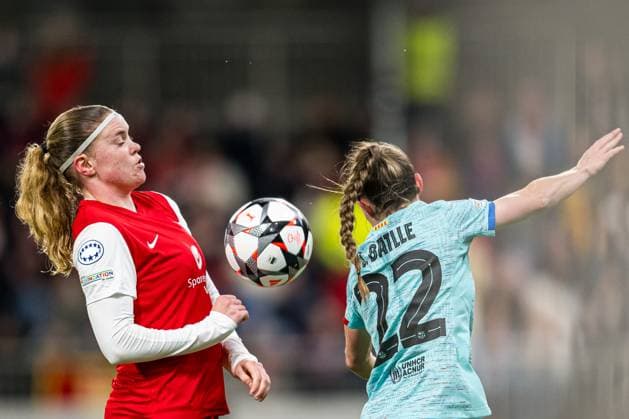 240320 Signe Gaupset of Brann and Ona Batlle of Barcelona during the UEFA Women s Champions League quarterfinal football match between Brann and Barcelona on March 20, 2024 in Bergen Photo Marius Simensen BILDBYRAN Cop 238 barcelona bbeng brann champions league dam football fotball fotboll quarterfinal quarter final tfk uefa women s champions league  Copyright: MARIUSxSIMENSEN BB240320BB867