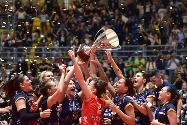 March 20, 2024, Turin, Italy: Reale Mutua Fenera Chieri 76 players celebrate after a victory of CEV Cup Women Volley 2024 during the match between Reale Mutua Fenera Chieri 76 v Viteos Neuchatel UC Final. Turin Italy - ZUMAm214 20240320_zip_m214_005 Copyright: xMatteoxSeccix