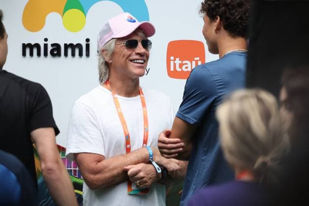 Sport Bilder des Tages MIAMI GARDENS, FLORIDA - MARCH 20: Jon Bon Jovi is spotted on Day 5 of the Miami Open at Hard Rock Stadium on March 20, 2024 in Miami Gardens, Florida. People: Jon Bon Jovi Copyright: xHoo-me.com MediaPunchx