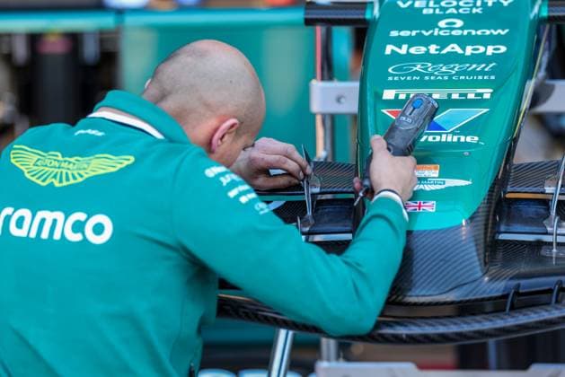 Australian Grand Prix preparations in Melbourne 2024 - 21 Mar 2024 A mechanic from Aston Martin Aramco Cognizant Formula One Team works on the front wing of the car in pit lane ahead of the F1 Grand Prix of Australia at the Albert Park Grand Prix circuit on Thursday, March 21, 2024 in Melbourne, Australia. Melbourne Australia Copyright: xGeorgexHitchensx xSOPAxImagesx ghausgp24thu_22