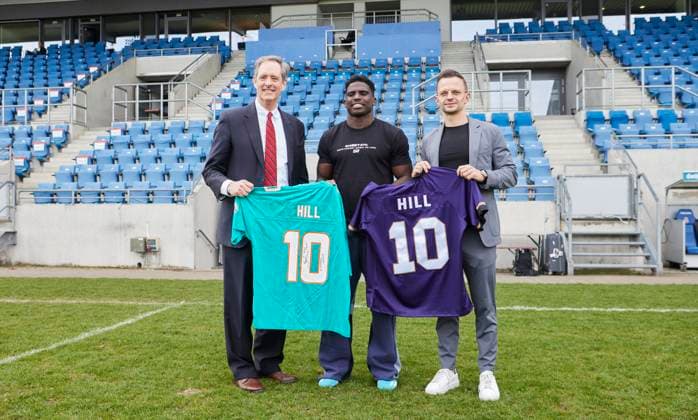 Sport Themen der Woche KW12 Sport Bilder des Tages American Football, Training, US Generalkonsul, Norman Thatcher Scharpf, Tyreek Hill, Eric Reutemann, Frankfurt Galaxy, Miami Dolphins, PSD Bank Arena, 21.03.2024 Norman Thatcher Scharpf (US Generalkonsul) (li) und Eric Reutemann (Geschäftsführer Frankfurt Galaxy) (re) begrüßen Tyreek Hill (Miami Dolphins) (mitte) in der PSD Bank Arena zum Tyreek Hill Youth Football Camp. Hessen Germany *** American Football, Training, US Consul General, Norman Thatcher Scharpf, Tyreek Hill, Eric Reutemann, Frankfurt Galaxy, Miami Dolphins, PSD Bank Arena, 21 03 2024 Norman Thatcher Scharpf US Consul General left and Eric Reutemann Managing Director Frankfurt Galaxy right welcome Tyreek Hill Miami Dolphins center at the PSD Bank Arena for the Tyreek Hill Youth Football Camp Hessen Germany Schrick_2024_HILL_14-50-21