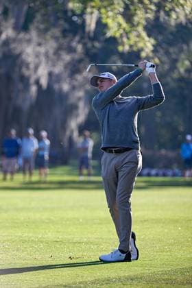 PALM HARBOR, FL - MARCH 21: Justin Thomas (USA) watches his approach shot on 12 during Rd1 of the Valspar Championship at Innisbrook Resort - Copperhead, on March 21, 2024, in Palm Harbor, Florida. (Photo by Ken Murray Icon Sportswire) GOLF: MAR 21 PGA, Golf Herren Valspar Championship EDITORIAL USE ONLY Icon2403210121