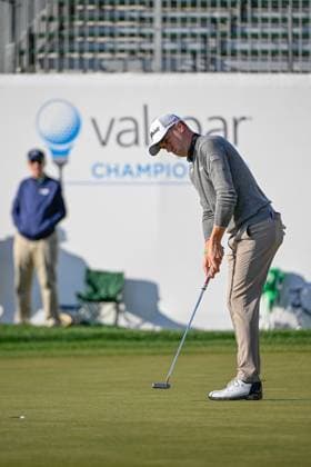 PALM HARBOR, FL - MARCH 21: Justin Thomas (USA) sinks his 11-foot birdie putt on 12 during Rd1 of the Valspar Championship at Innisbrook Resort - Copperhead, on March 21, 2024, in Palm Harbor, Florida. (Photo by Ken Murray Icon Sportswire) GOLF: MAR 21 PGA, Golf Herren Valspar Championship EDITORIAL USE ONLY Icon2403210131