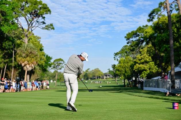 PALM HARBOR, FL - MARCH 21: Sam Burns (USA) watches his tee shot on 14 during Rd1 of the Valspar Championship at Innisbrook Resort - Copperhead, on March 21, 2024, in Palm Harbor, Florida. (Photo by Ken Murray Icon Sportswire) GOLF: MAR 21 PGA, Golf Herren Valspar Championship EDITORIAL USE ONLY Icon2403210211