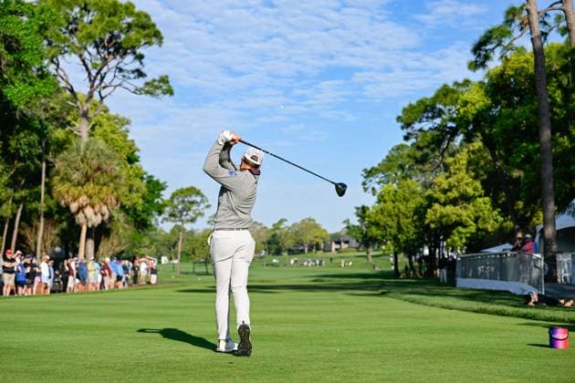 PALM HARBOR, FL - MARCH 21: Sam Burns (USA) watches his tee shot on 14 during Rd1 of the Valspar Championship at Innisbrook Resort - Copperhead, on March 21, 2024, in Palm Harbor, Florida. (Photo by Ken Murray Icon Sportswire) GOLF: MAR 21 PGA, Golf Herren Valspar Championship EDITORIAL USE ONLY Icon2403210221