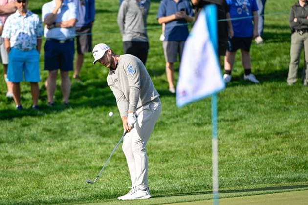 PALM HARBOR, FL - MARCH 21: Sam Burns (USA) chips up tight on 15 during Rd1 of the Valspar Championship at Innisbrook Resort - Copperhead, on March 21, 2024, in Palm Harbor, Florida. (Photo by Ken Murray Icon Sportswire) GOLF: MAR 21 PGA, Golf Herren Valspar Championship EDITORIAL USE ONLY Icon2403210331