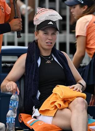 MIAMI GARDENS FL - MARCH 21: Caroline Wozniacki Vs Clara Burel during The Miami Open at Hard Rock Stadium on March 21, 2024 in Miami Gardens, Florida. Copyright: xmpi04x