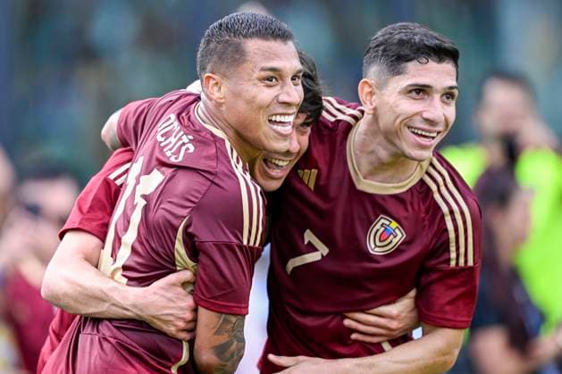 FT. LAUDERDALE, FL - MARCH 21: Venezuela™s Darwin Machine (11) celebrates scoring a goal with Jon Aramburu (16) and Jefferson Savarino (7) during the Italy vs. Venezuela International Friendly, Länderspiel, Nationalmannschaft match on March 21, 2024, at Chase Stadium in Fort Lauderdale, Fla. (Photo by Doug Murray Icon Sportswire) SOCCER: MAR 21 Italy vs Venezuela EDITORIAL USE ONLY Icon79620240321001