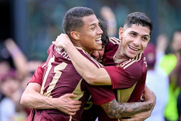 FT. LAUDERDALE, FL - MARCH 21: Venezuela™s Darwin Machine (11) celebrates scoring a goal with Jon Aramburu (center) and Jefferson Savarino (7) during the Italy vs. Venezuela International Friendly, Länderspiel, Nationalmannschaft match on March 21, 2024, at Chase Stadium in Fort Lauderdale, Fla. (Photo by Doug Murray Icon Sportswire) SOCCER: MAR 21 Italy vs Venezuela EDITORIAL USE ONLY Icon79620240321002