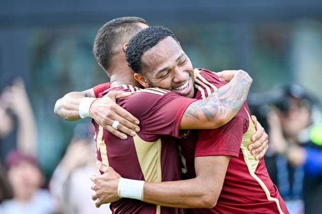 FT. LAUDERDALE, FL - MARCH 21: Venezuela™s Darwin Machine (11) celebrates scoring a goal with Jose Martinez (right) during the Italy vs. Venezuela International Friendly, Länderspiel, Nationalmannschaft match on March 21, 2024, at Chase Stadium in Fort Lauderdale, Fla. (Photo by Doug Murray Icon Sportswire) SOCCER: MAR 21 Italy vs Venezuela EDITORIAL USE ONLY Icon79620240321004