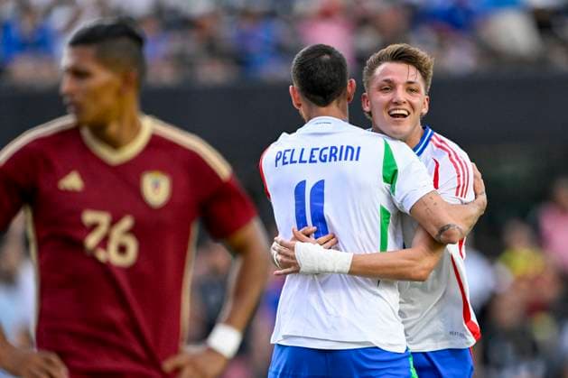 FT. LAUDERDALE, FL - MARCH 21: Italy forward Mateo Retegui (9) celebrates scoring a goal with midfielder Lorenzo Pellegrini (11) during the Italy vs. Venezuela International Friendly, Länderspiel, Nationalmannschaft match on March 21, 2024, at Chase Stadium in Fort Lauderdale, Fla. (Photo by Doug Murray Icon Sportswire) SOCCER: MAR 21 Italy vs Venezuela EDITORIAL USE ONLY Icon79620240321006