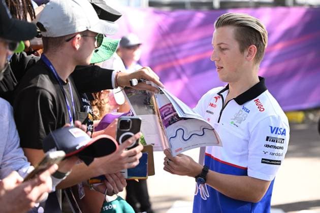 AUSTRALIAN F1 GRAND PRIX, Reserve driver for RB Liam Lawson greets fans on arrival at the Albert Park Grand Prix Circuit in Melbourne, Friday, March 22, 2024. ( NO ARCHIVING, EDITORIAL USE ONLY, NO USE IN BOOKS WITHOUT CONSENT MELBOURNE VICTORIA AUSTRALIA  Copyright: xJOELxCARRETTx 20240322001920889580