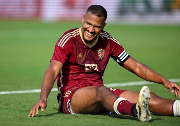 FT. LAUDERDALE, FL - MARCH 21: Venezuela forward Salomon Rondon (23) sits on the pitch and laughs after missing a shot on goal during the Italy vs. Venezuela International Friendly, Länderspiel, Nationalmannschaft match on March 21, 2024, at Chase Stadium in Fort Lauderdale, Fla. (Photo by Doug Murray Icon Sportswire) SOCCER: MAR 21 Italy vs Venezuela EDITORIAL USE ONLY Icon79620240321010