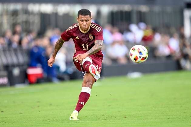 FT. LAUDERDALE, FL - MARCH 21: Venezuela™s Darwin Machine (11) kicks the ball during the Italy vs. Venezuela International Friendly, Länderspiel, Nationalmannschaft match on March 21, 2024, at Chase Stadium in Fort Lauderdale, Fla. (Photo by Doug Murray Icon Sportswire) SOCCER: MAR 21 Italy vs Venezuela EDITORIAL USE ONLY Icon79620240321011
