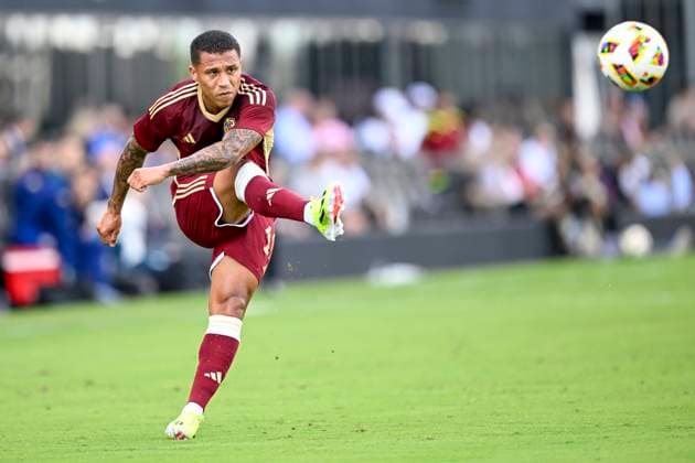 FT. LAUDERDALE, FL - MARCH 21: Venezuela™s Darwin Machine (11) kicks the ball during the Italy vs. Venezuela International Friendly, Länderspiel, Nationalmannschaft match on March 21, 2024, at Chase Stadium in Fort Lauderdale, Fla. (Photo by Doug Murray Icon Sportswire) SOCCER: MAR 21 Italy vs Venezuela EDITORIAL USE ONLY Icon79620240321012