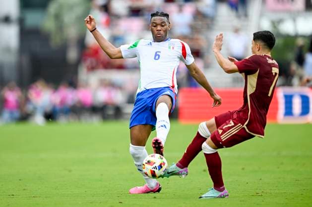 FT. LAUDERDALE, FL - MARCH 21: Italy defender Destiny Udogie (6) and Venezuela™s Jefferson Savorino (7) fight for the ball during the Italy vs. Venezuela International Friendly, Länderspiel, Nationalmannschaft match on March 21, 2024, at Chase Stadium in Fort Lauderdale, Fla. (Photo by Doug Murray Icon Sportswire) SOCCER: MAR 21 Italy vs Venezuela EDITORIAL USE ONLY Icon79620240321014
