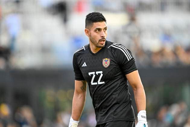 FT. LAUDERDALE, FL - MARCH 21: Venezuela goaltender Rafael Romo walks on the pitch during the Italy vs. Venezuela International Friendly, Länderspiel, Nationalmannschaft match on March 21, 2024, at Chase Stadium in Fort Lauderdale, Fla. (Photo by Doug Murray Icon Sportswire) SOCCER: MAR 21 Italy vs Venezuela EDITORIAL USE ONLY Icon79620240321018