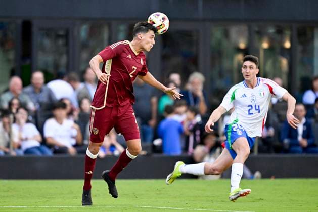 FT. LAUDERDALE, FL - MARCH 21: Venezuela™s Nahuel Ferraresi heads the ball during the Italy vs. Venezuela International Friendly, Länderspiel, Nationalmannschaft match on March 21, 2024, at Chase Stadium in Fort Lauderdale, Fla. (Photo by Doug Murray Icon Sportswire) SOCCER: MAR 21 Italy vs Venezuela EDITORIAL USE ONLY Icon79620240321019