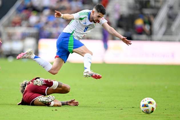 FT. LAUDERDALE, FL - MARCH 21: Italy midfielder Jorginho Frello (8) jumps over Venezuela™s Jhonder Cadiz (20) during the Italy vs. Venezuela International Friendly, Länderspiel, Nationalmannschaft match on March 21, 2024, at Chase Stadium in Fort Lauderdale, Fla. (Photo by Doug Murray Icon Sportswire) SOCCER: MAR 21 Italy vs Venezuela EDITORIAL USE ONLY Icon79620240321021