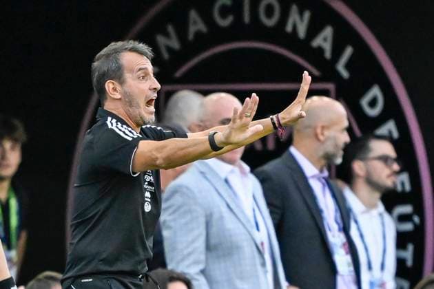FT. LAUDERDALE, FL - MARCH 21: Venezuela manager Fernando Batista reacts during the Italy vs. Venezuela International Friendly, Länderspiel, Nationalmannschaft match on March 21, 2024, at Chase Stadium in Fort Lauderdale, Fla. (Photo by Doug Murray Icon Sportswire) SOCCER: MAR 21 Italy vs Venezuela EDITORIAL USE ONLY Icon79620240321023