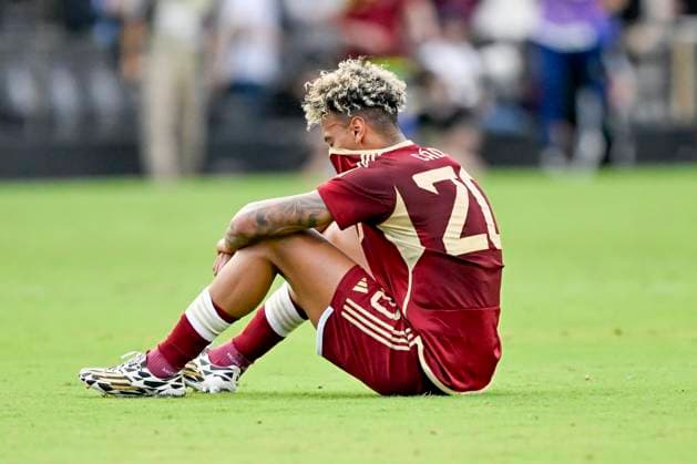 FT. LAUDERDALE, FL - MARCH 21: Venezuela Jhonder Cadiz sits on the pitch after the Italy vs. Venezuela International Friendly, Länderspiel, Nationalmannschaft match on March 21, 2024, at Chase Stadium in Fort Lauderdale, Fla. (Photo by Doug Murray Icon Sportswire) SOCCER: MAR 21 Italy vs Venezuela EDITORIAL USE ONLY Icon79620240321024