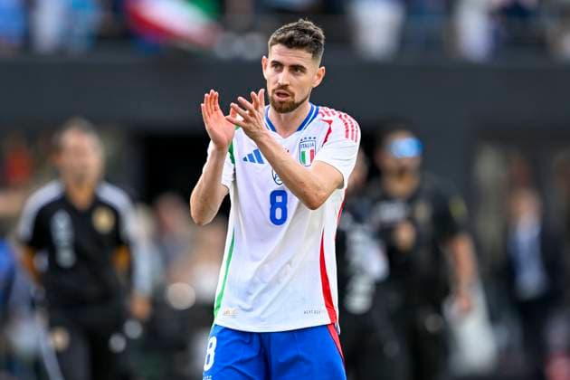 FT. LAUDERDALE, FL - MARCH 21: Italy midfielder Jorginho Frello (8) claps his hands for the fans after the Italy vs. Venezuela International Friendly, Länderspiel, Nationalmannschaft match on March 21, 2024, at Chase Stadium in Fort Lauderdale, Fla. (Photo by Doug Murray Icon Sportswire) SOCCER: MAR 21 Italy vs Venezuela EDITORIAL USE ONLY Icon79620240321025