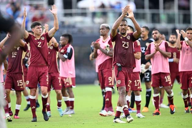 FT. LAUDERDALE, FL - MARCH 21: Venezuela forward Salomon Rondon (23) claps his hands for the fans after the Italy vs. Venezuela International Friendly, Länderspiel, Nationalmannschaft match on March 21, 2024, at Chase Stadium in Fort Lauderdale, Fla. (Photo by Doug Murray Icon Sportswire) SOCCER: MAR 21 Italy vs Venezuela EDITORIAL USE ONLY Icon79620240321026