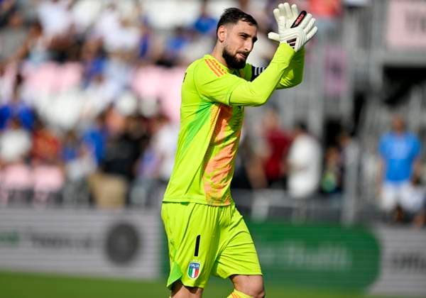 FT. LAUDERDALE, FL - MARCH 21: Italy goaltender Gianluigi Donnarumma claps his hands on the pitch before the Italy vs. Venezuela International Friendly, Länderspiel, Nationalmannschaft match on March 21, 2024, at Chase Stadium in Fort Lauderdale, Fla. (Photo by Doug Murray Icon Sportswire) SOCCER: MAR 21 Italy vs Venezuela EDITORIAL USE ONLY Icon79620240321027