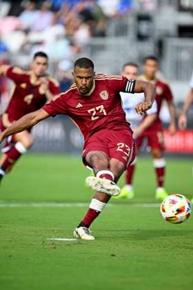 FT. LAUDERDALE, FL - MARCH 21: Venezuela forward Salomon Rondon (23) take a shot on goal during the Italy vs. Venezuela International Friendly, Länderspiel, Nationalmannschaft match on March 21, 2024, at Chase Stadium in Fort Lauderdale, Fla. (Photo by Doug Murray Icon Sportswire) SOCCER: MAR 21 Italy vs Venezuela EDITORIAL USE ONLY Icon79620240321028