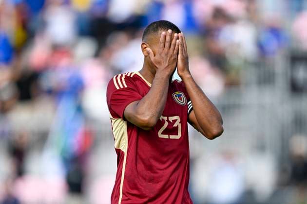 FT. LAUDERDALE, FL - MARCH 21: Venezuela forward Salomon Rondon (23) covers his face as he reacts to missing a shot on goal during the Italy vs. Venezuela International Friendly, Länderspiel, Nationalmannschaft match on March 21, 2024, at Chase Stadium in Fort Lauderdale, Fla. (Photo by Doug Murray Icon Sportswire) SOCCER: MAR 21 Italy vs Venezuela EDITORIAL USE ONLY Icon79620240321029