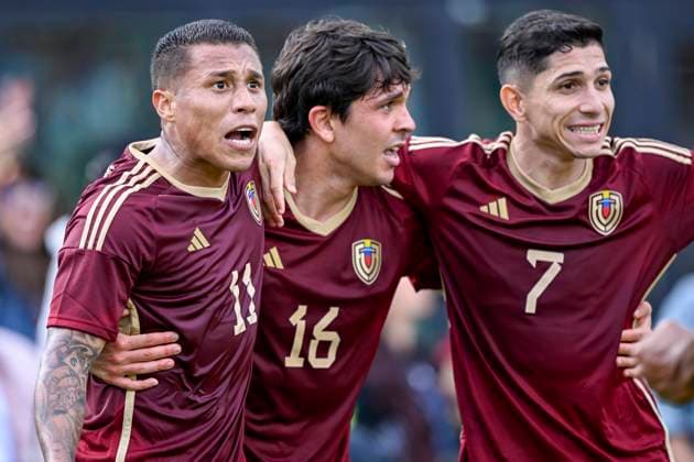 FT. LAUDERDALE, FL - MARCH 21: Venezuela’s Darwin Machins (11) celebrates scoring a goal with Jon Aramburu (16) and Jefferson Savarino (7) during the Italy vs. Venezuela International Friendly, Länderspiel, Nationalmannschaft match on March 21, 2024, at Chase Stadium in Fort Lauderdale, Fla. (Photo by Doug Murray Icon Sportswire) SOCCER: MAR 21 Italy vs Venezuela EDITORIAL USE ONLY Icon79620240321003