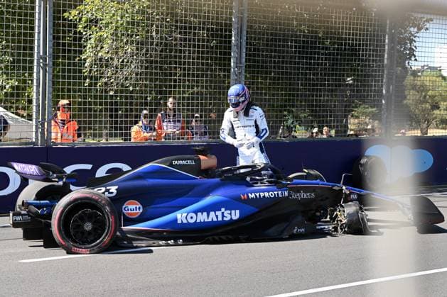 AUSTRALIAN F1 GRAND PRIX, Alex Albon of Williams inspects his car after crashing during Free Practice One at the Albert Park Grand Prix Circuit in Melbourne, Friday, March 22, 2024. ( NO ARCHIVING, EDITORIAL USE ONLY, NO USE IN BOOKS WITHOUT CONSENT MELBOURNE VICTORIA AUSTRALIA  Copyright: xJOELxCARRETTx 20240322001920917341
