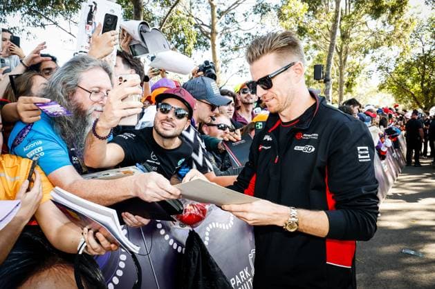 March 22, 2024, Melbourne, Victoria, Australia: MELBOURNE, AUSTRALIA - MARCH 22: Nico Hulkenberg of Germany with fans at the 2024 Australian Grand Prix at Albert Park in Melbourne, Australia Melbourne Australia - ZUMAp121 20240322_zsp_p121_036 Copyright: xChrisxPutnamx