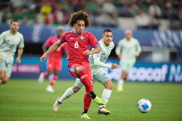 RECORD DATE NOT STATED CONCACAF NATIONS LEAGUE 2023-2024 Panama vs Mexico SF Adalberto Carrasquilla (R) of Panama fights for the ball with Erick Sanchez (R) of Mexico during the Semifinals match between Panama and Mexico (Mexican national team, Nationalteam as part of the 2024 Concacaf Nations League, at AT-T Stadium, Arlington, Texas, on March 21, 2024. ARLINGTON TEXAS UNITED STATES  Copyright: xDavidxLeahx 20240321202334_CNL_24_SF_PAN_MEX_CARRASQUILLA99