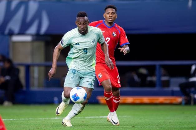 RECORD DATE NOT STATED CONCACAF NATIONS LEAGUE 2023-2024 Panama vs Mexico SF Julian Quinones (L) of Mexico fights for the ball with Cesar Blackman (R) of Panama during the Semifinals match between Panama and Mexico (Mexican national team, Nationalteam as part of the 2024 Concacaf Nations League, at AT-T Stadium, Arlington, Texas, on March 21, 2024. ARLINGTON TEXAS UNITED STATES  Copyright: xJosexLuisxMelgarejox 20240321210902_CNL_24_SF_PAN_MEX_QUINONES194