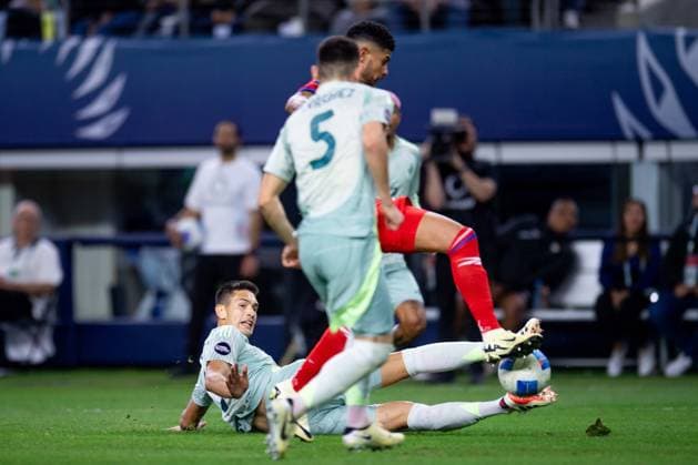 RECORD DATE NOT STATED CONCACAF NATIONS LEAGUE 2023-2024 Panama vs Mexico SF Cesar Montes (L) of Mexico fights for the ball with Andres Andrade (R) of Panama during the Semifinals match between Panama and Mexico (Mexican national team, Nationalteam as part of the 2024 Concacaf Nations League, at AT-T Stadium, Arlington, Texas, on March 21, 2024. ARLINGTON TEXAS UNITED STATES  Copyright: xJosexLuisxMelgarejox 20240321214200_CNL_24_SF_PAN_MEX_ANDRADE282