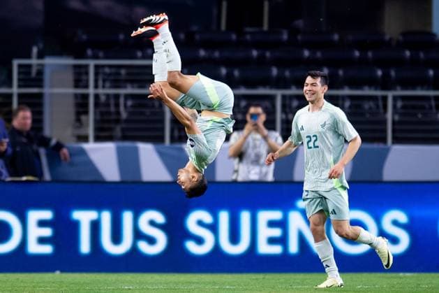 RECORD DATE NOT STATED CONCACAF NATIONS LEAGUE 2023-2024 Panama vs Mexico SF Orbelin Pineda celebrates his goal 0-3 with Hirving Lozano of Mexico during the Semifinals match between Panama and Mexico (Mexican national team, Nationalteam as part of the 2024 Concacaf Nations League, at AT-T Stadium, Arlington, Texas, on March 21, 2024. ARLINGTON TEXAS UNITED STATES  Copyright: xJosexLuisxMelgarejox 20240321215306_CNL_24_SF_PAN_MEX_PINEDA320