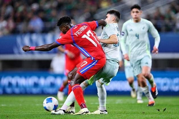 RECORD DATE NOT STATED CONCACAF NATIONS LEAGUE 2023-2024 Panama vs Mexico SF Jose Fajardo (L) of Panama fights for the ball with Johan Vasquez (R) of Mexico during the Semifinals match between Panama and Mexico (Mexican national team, Nationalteam as part of the 2024 Concacaf Nations League, at AT-T Stadium, Arlington, Texas, on March 21, 2024. ARLINGTON TEXAS UNITED STATES  Copyright: xJorgexMartinezx 20240321203328_CNL_24_SF_PAN_MEX_FAJARDO131