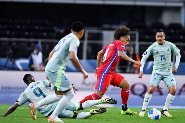 RECORD DATE NOT STATED CONCACAF NATIONS LEAGUE 2023-2024 Panama vs Mexico SF Julian Quinones (L) of Mexico fights for the ball with Adalberto Carrasquilla (R) of Panama during the Semifinals match between Panama and Mexico (Mexican national team, Nationalteam as part of the 2024 Concacaf Nations League, at AT-T Stadium, Arlington, Texas, on March 21, 2024. ARLINGTON TEXAS UNITED STATES  Copyright: xJorgexMartinezx 20240321205836_CNL_24_SF_PAN_MEX_CARRASQUILLA161