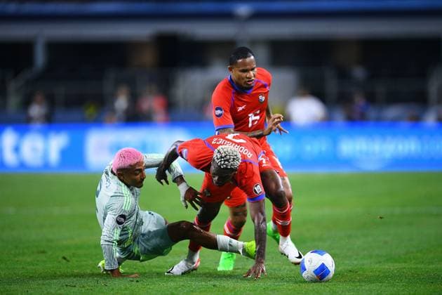 RECORD DATE NOT STATED CONCACAF NATIONS LEAGUE 2023-2024 Panama vs Mexico SF Julian Araujo (L) of Mexico fights for the ball with Jose Rodriguez (R) of Panama during the Semifinals match between Panama and Mexico (Mexican national team, Nationalteam as part of the 2024 Concacaf Nations League, at AT-T Stadium, Arlington, Texas, on March 21, 2024. ARLINGTON TEXAS UNITED STATES  Copyright: xAdrianxMaciasx 20240321212913_CNL_24_SF_PAN_MEX_RODRIGUEZ237