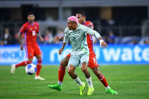 RECORD DATE NOT STATED CONCACAF NATIONS LEAGUE 2023-2024 Panama vs Mexico SF Julian Araujo (L) of Mexico fights for the ball with Eric Davis (R) of Panama during the Semifinals match between Panama and Mexico (Mexican national team, Nationalteam as part of the 2024 Concacaf Nations League, at AT-T Stadium, Arlington, Texas, on March 21, 2024. ARLINGTON TEXAS UNITED STATES  Copyright: xAdrianxMaciasx 20240321213031_CNL_24_SF_PAN_MEX_ARAUJO250