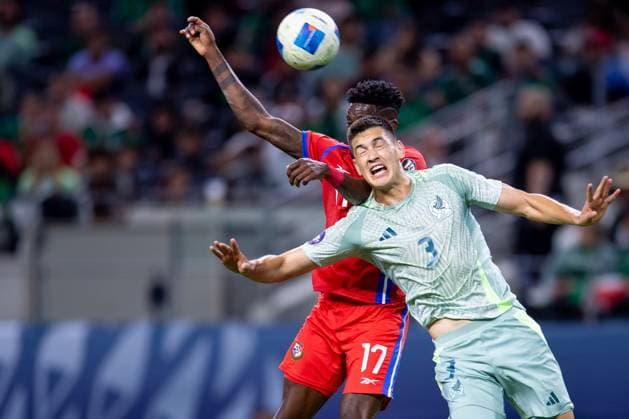 RECORD DATE NOT STATED CONCACAF NATIONS LEAGUE 2023-2024 Panama vs Mexico SF Jose Fajardo (L) of Panama fights for the ball with Cesar Montes (R) of Mexico during the Semifinals match between Panama and Mexico (Mexican national team, Nationalteam as part of the 2024 Concacaf Nations League, at AT-T Stadium, Arlington, Texas, on March 21, 2024. ARLINGTON TEXAS UNITED STATES  Copyright: xJosexLuisxMelgarejox 20240321215906_CNL_24_SF_PAN_MEX_MONTES326