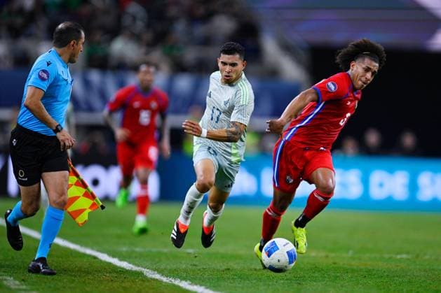 RECORD DATE NOT STATED CONCACAF NATIONS LEAGUE 2023-2024 Panama 0-3 Mexico SF Orbelin Pineda (L) of Mexico fights for the ball with Adalberto Carrasquilla (R) of Panama during the Semifinals match between Panama and Mexico (Mexican national team, Nationalteam as part of the 2024 Concacaf Nations League, at AT-T Stadium, Arlington, Texas, on March 21, 2024. ARLINGTON TEXAS UNITED STATES  Copyright: xJorgexMartinezx 20240321220654_CNL_24_SF_PAN_MEX_PINEDA342