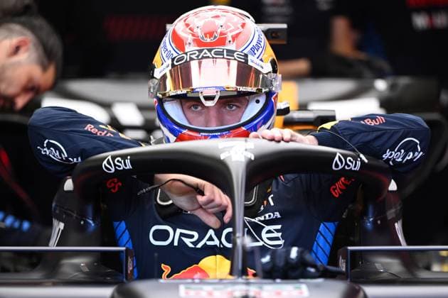 Sport Bilder des Tages AUSTRALIAN F1 GRAND PRIX, Max Verstappen of Red Bull Racing in the pits during Free Practice Two at the Albert Park Grand Prix Circuit in Melbourne, Friday, March 22, 2024. ( NO ARCHIVING, EDITORIAL USE ONLY, NO USE IN BOOKS WITHOUT CONSENT MELBOURNE VICTORIA AUSTRALIA  Copyright: xJOELxCARRETTx 20240322001920982576